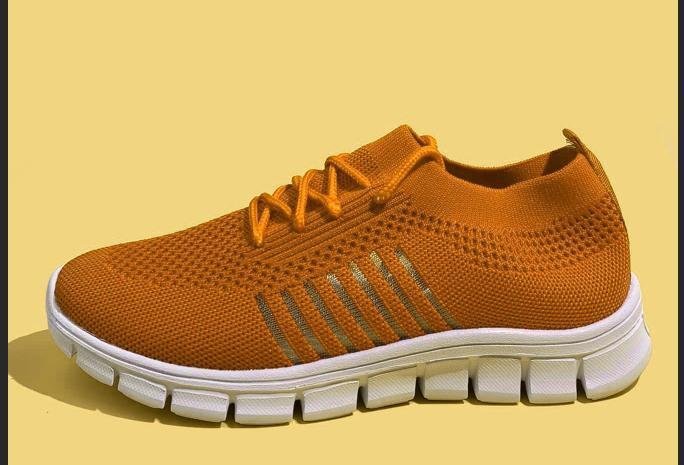 حذاء رياضي نسائي سهل الارتداء ذو رباط وكعب عالٍ ومناسب للتنفس